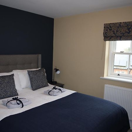 Canal View Cottage With Log Fire & Parking Blisworth Exterior photo