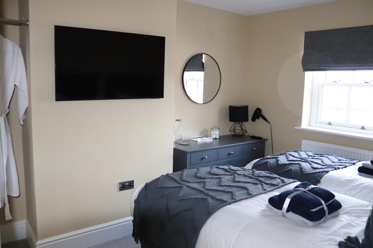 Canal View Cottage With Log Fire & Parking Blisworth Exterior photo