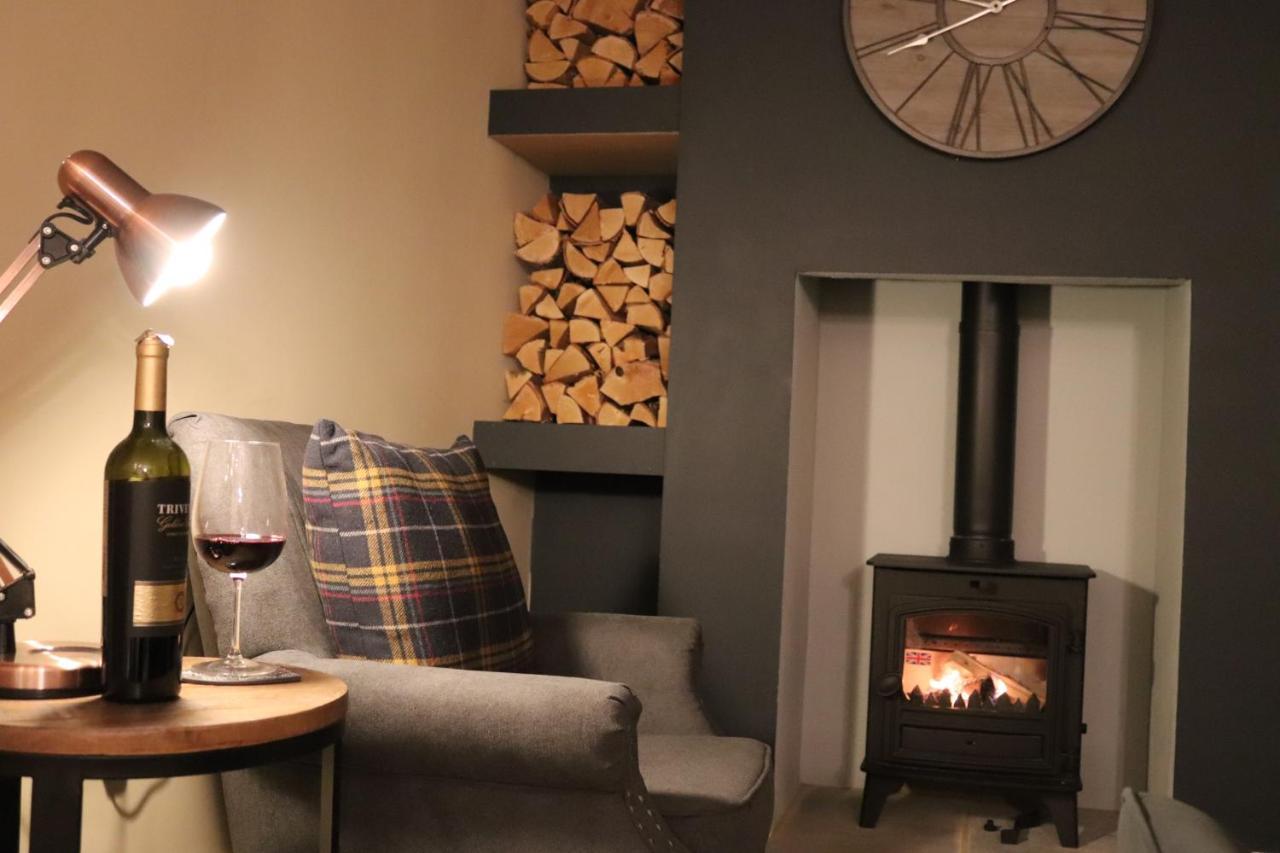Canal View Cottage With Log Fire & Parking Blisworth Exterior photo
