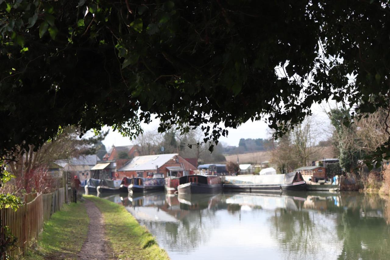 Canal View Cottage With Log Fire & Parking Blisworth Exterior photo