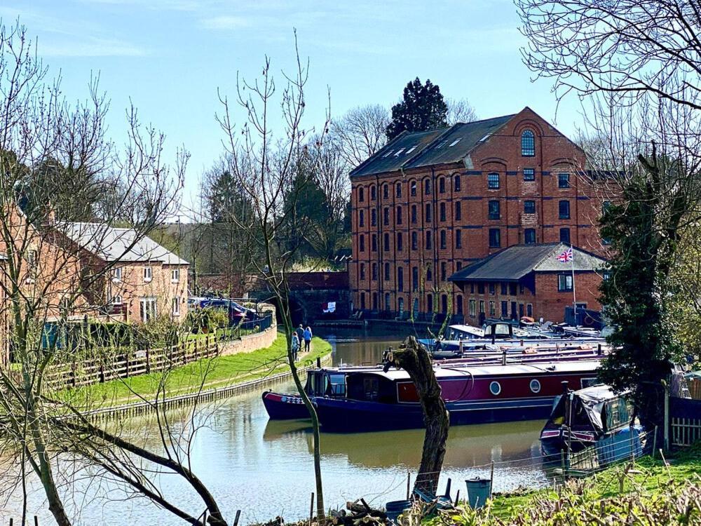Canal View Cottage With Log Fire & Parking Blisworth Exterior photo